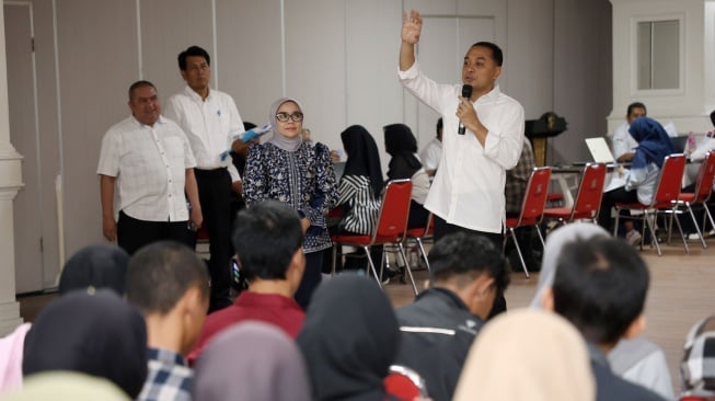 Wali Kota Surabaya Eri Cahyadi menuturkan, hingga kini sebanyak 5.908 mahasiswa telah merasakan manfaat program Beasiswa Pemuda Tangguh (Dok: Pemkot Surabaya)