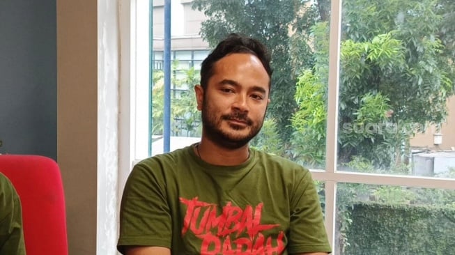 Marthino Lio saat wawancara di kantor Suara.com yang berada di kawasan Mega Kuningan, Jakarta Selatan pada Kamis 9 Oktober 2025. [Suara.com/Rena Pangesti]