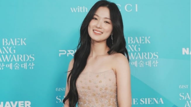 Tampil Anggun Tanpa Lebay, Yuk Coba 4 Style Dress ala Kim Hye Yoon Ini!