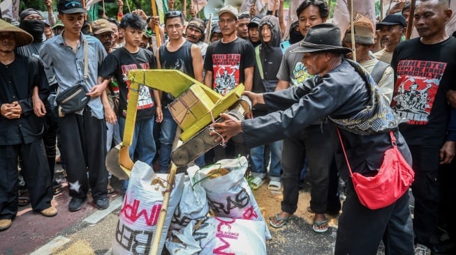 Pengunjuk rasa melakukan aksi Hari Pangan Sedunia di Jalan Medan Merdeka Selatan, Jakarta, Kamis (16/10/2025). [ANTARA FOTO/Rivan Awal Lingga/nz]
