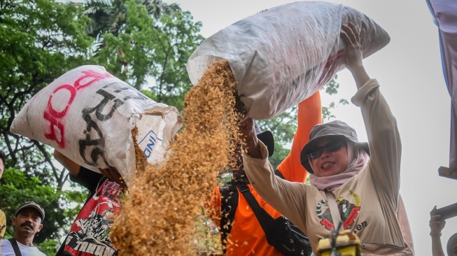 Pengunjuk rasa melakukan aksi Hari Pangan Sedunia di Jalan Medan Merdeka Selatan, Jakarta, Kamis (16/10/2025). [ANTARA FOTO/Rivan Awal Lingga/nz]