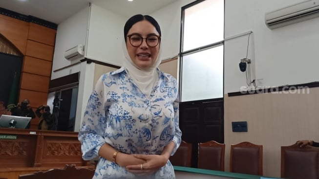 Nikita Mirzani di Pengadilan Negeri Jakarta Selatan pada Kamis, 16 Oktober 2025. [Suara.com/Rena Pangesti]