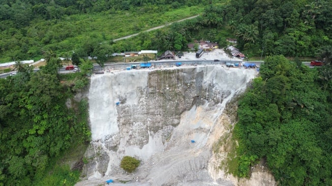 Foto udara pekerja melanjutkan pekerjaan penanganan bahu jalan longsor di Malibo Anai, Padang Pariaman, Sumatera Barat, Kamis (16/10/2025). [ANTARA FOTO/Iggoy el Fitra/nz]