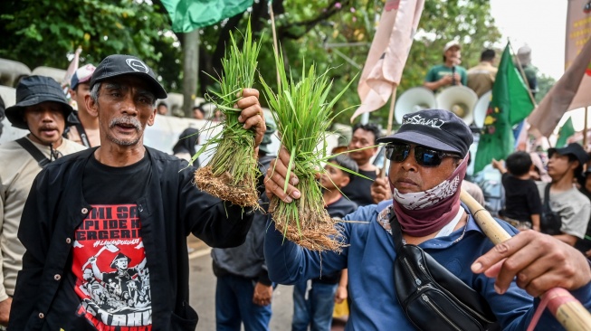 Pengunjuk rasa melakukan aksi Hari Pangan Sedunia di Jalan Medan Merdeka Selatan, Jakarta, Kamis (16/10/2025). [ANTARA FOTO/Rivan Awal Lingga/nz]