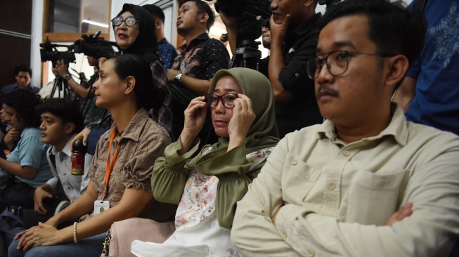 Ibu dari aktivis yang juga Direktur Eksekutif Lokataru Foundation Delpedro Marhaen, Magda Antista (kedua kanan) menghadiri sidang perdana gugatan praperadilan anaknya di Pengadilan Negeri Jakarta Selatan, Jakarta, Jumat (17/10/2025). [ANTARA FOTO/Indrianto Eko Suwarso/YU]