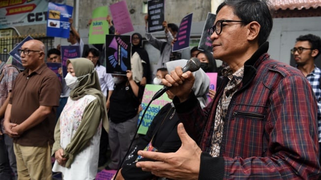 Direktur Eksekutif Amnesty International Indonesia Usman Hamid berorasi dalam aksi dukungan pembebasan para aktivis usai berlangsungnya sidang perdana gugatan praperadilan penetapan tersangka empat aktivis di Pengadilan Negeri Jakarta Selatan, Jakarta, Jumat (17/10/2025). [ANTARA FOTO/Indrianto Eko Suwarso/YU]