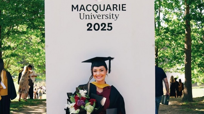 Amanda Rawles Lulus dari Macquarie University Sydney (Instagram)