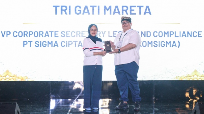 Vice President Corporate Secretary and Legal Compliance Telkomsigma Tri Gati Mareta saat menerima penghargaan Indonesian In-House Counsel Elite 2025, beberapa waktu yang lalu (Dok: Telkom)