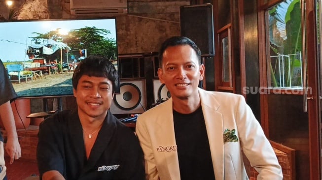 Fedi Nuril bersama Christine Hakim, Claresta Taufan dalam konferensi pers film Pangku di Kemang, Jakarta Selatan pada Kamis, 16 Oktober 2025. [Suara.com/Rena Pangesti]