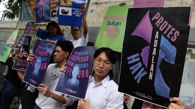 Pengunjuk rasa dari berbagai elemen masyarakat menggelar aksi dukungan pembebasan para aktivis usai berlangsungnya sidang perdana gugatan praperadilan penetapan tersangka empat aktivis di Pengadilan Negeri Jakarta Selatan, Jakarta, Jumat (17/10/2025). [ANTARA FOTO/Indrianto Eko Suwarso/YU]