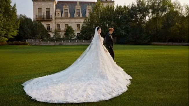7 Potret Prewedding Tao eks EXO dan Xu Yiyang, Visualnya Bikin Gak Nyangka!