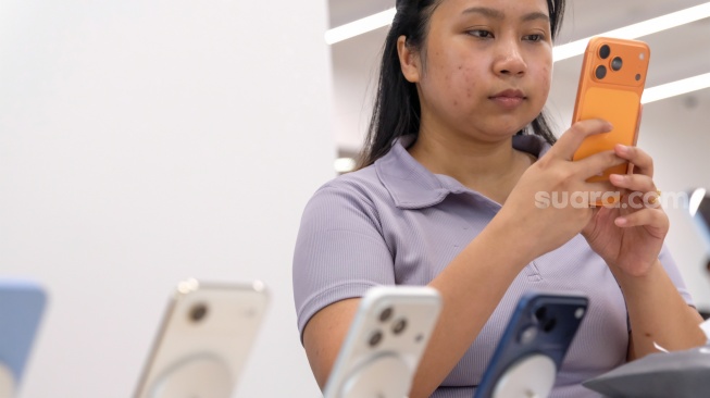 Calon pembeli melihat iPhone 17 Series di Mall Grand Indonesia, Jakarta, Jumat (17/10/2025). [Suara.com/Alfian Winanto]