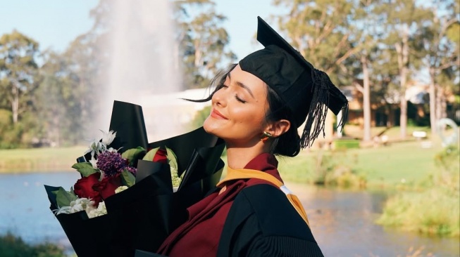 Amanda Rawles Lulus dari Macquarie University Sydney (Instagram)