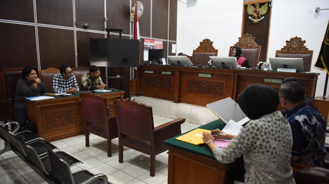 Tim Advokasi untuk Demokrasi yang menjadi kuasa hukum dari aktivis yang juga Admin Gejayan Memanggil Syahdan Husein, Maruf Bajammal (ketiga kiri) mengikuti sidang perdana gugatan praperadilan untuk kliennya di Pengadilan Negeri Jakarta Selatan, Jakarta, Jumat (17/10/2025). [ANTARA FOTO/Indrianto Eko Suwarso/YU]