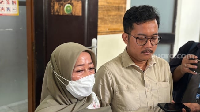 Kakak dari Direktur Lokataru Foundation Delpedro Marhaen, Delpiero Hegelian, berharap pihak kepolisian dari Polda Metro Jaya menghadiri sidang perdana praperadilan yang diajukan Delpedro. (Suara.com/Dea)