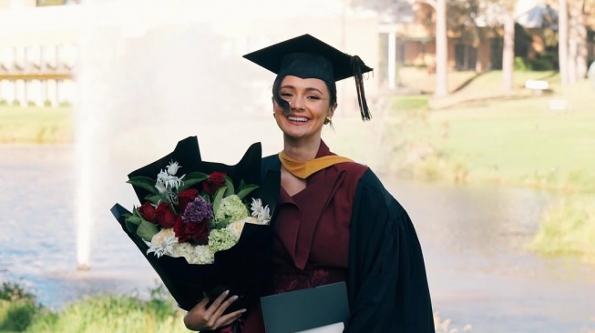 Amanda Rawles Lulus dari Macquarie University Sydney (Instagram)