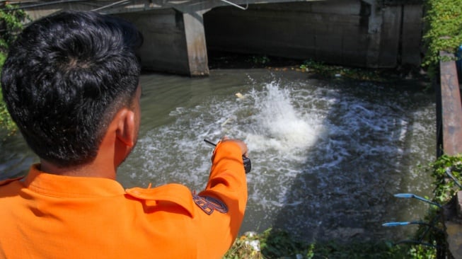 Gelembung Misterius Berbau Gas Muncul di Sungai Rungkut Surabaya