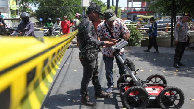 Tim dari Departemen Teknik Geofisika Fakultas Teknik Sipil, Perencanaan dan Kebumian Institut Teknologi Sepuluh Nopember Surabaya menggunakan alat Georadar untuk mendeteksi lapisan tanah terkait adanya gelembung-gelembung yang keluar dari sungai di kawasan Rungkut Mapan, Surabaya, Jawa Timur, Jumat (17/10/2025). [ANTARA FOTO/Didik Suhartono/foc]