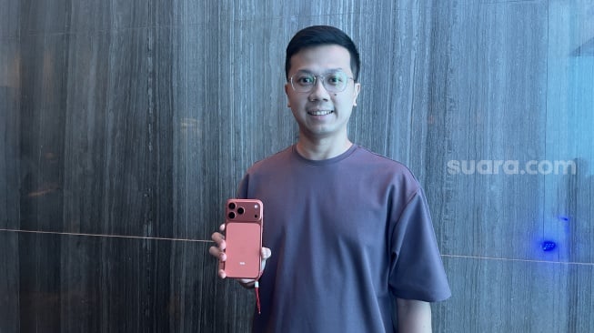 Konsumen pertama yang mendapatkan iPhone 17 dari Blibli, Kamis (16/10/2025). [Suara.com/Dicky Prastya]