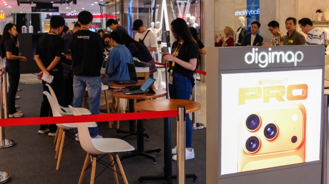 Calon pembeli melihat iPhone 17 Series di Mall Grand Indonesia, Jakarta, Jumat (17/10/2025). [Suara.com/Alfian Winanto]