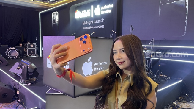 Antusiasme Pembeli iPhone 17 Pertama RI: Rela Antre Berjam-jam, Kompak Pilih Cosmic Orange