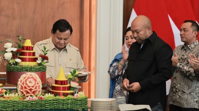 Presiden Prabowo potong tumpeng saat merayakan hari ulang tahun ke-74 di Istana Negara, Jakarta, Jumat (17/10/2025). [Tangkapan layar akun IG prabowo]