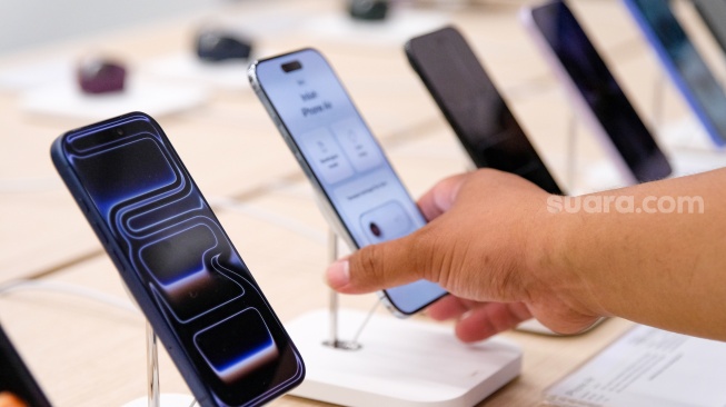 Penampakan iPhone 17 Series di Mall Grand Indonesia, Jakarta, Jumat (17/10/2025). [Suara.com/Alfian Winanto]