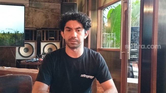 Alasan Reza Rahadian Banting Setir Jadi Sutradara Bikin Haru