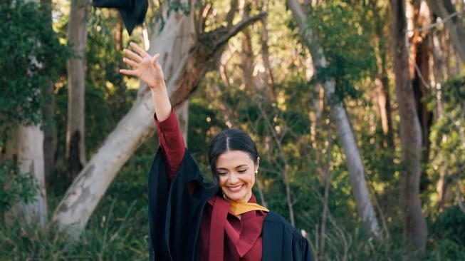 Amanda Rawles Lulus dari Macquarie University Sydney (Instagram)