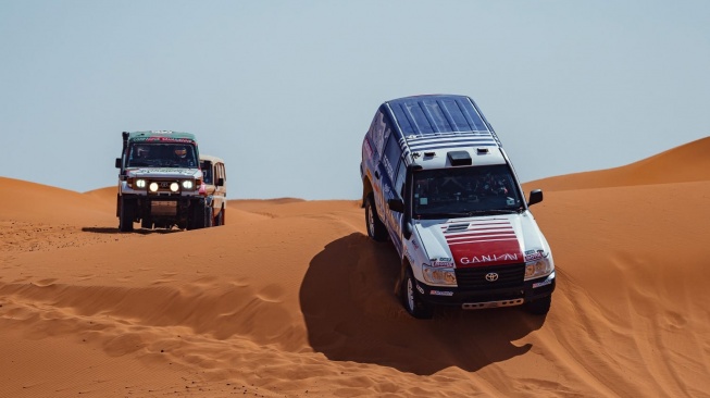 Land Cruiser Seri 100 yang Digunakan Pereli Indonesia Julian Johan dalam Sesi Latihan di Gurun Sahara, Maroko, Afrika Utara. (Foto: Ist)