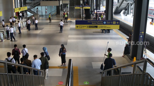 Suasana penumpang beraktivitas di Stasiun Tanah Abang, Jakarta, Jumat (17/10/2025). [Suara.com/Alfian Winanto]