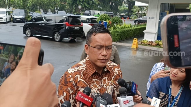 Direktur Utama Pertamina Simon Aloysius Mantiri mengatakan keputusan apakah SPBU swasta akan membeli BBM Pertamina akan diumumkan pada Jumat malam (17/10/2025). [Suara.com/Novian Ardiansyah]