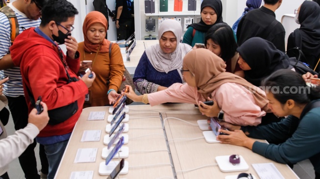 Calon pembeli melihat iPhone 17 Series di Mall Grand Indonesia, Jakarta, Jumat (17/10/2025). [Suara.com/Alfian Winanto]