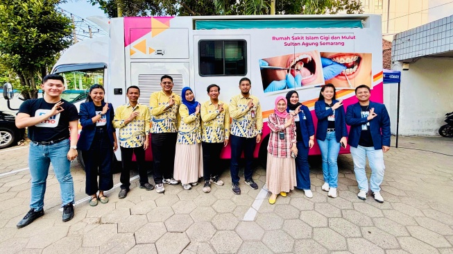 Fasilitas Luxury Mobile Dental Care melayani perawatan gigi para karyawan BRI Ahmad Yani Semarang. [Dok BRI]