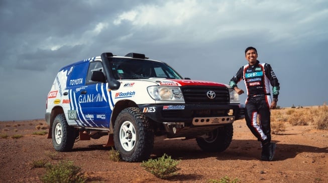 Land Cruiser Seri 100 yang Digunakan Pereli Indonesia Julian Johan dalam Sesi Latihan di Gurun Sahara, Maroko, Afrika Utara. (Foto: Ist)