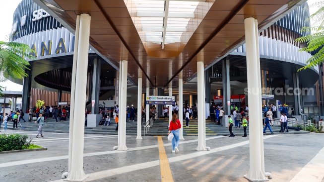 Suasana penumpang beraktivitas di Stasiun Tanah Abang, Jakarta, Jumat (17/10/2025). [Suara.com/Alfian Winanto]