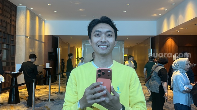 Konsumen pertama yang mendapatkan iPhone 17 dari Blibli, Kamis (16/10/2025). [Suara.com/Dicky Prastya]