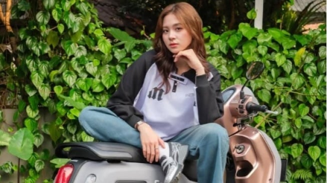 Stylish dan Modern! 5 Ide Smart Casual Outfit Zee JKT48 yang Bisa Dicoba
