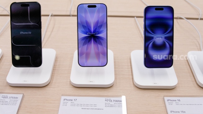 Penampakan iPhone 17 Series di Mall Grand Indonesia, Jakarta, Jumat (17/10/2025). [Suara.com/Alfian Winanto]