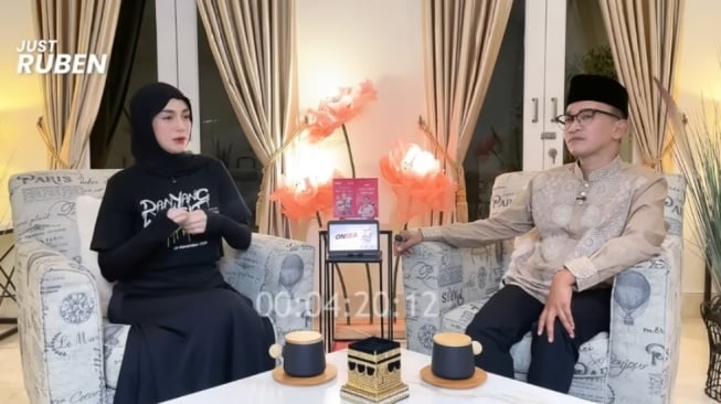 Sama-Sama Mualaf, Beda Cara Celine Evangelista dan Ruben Onsu saat Difitnah