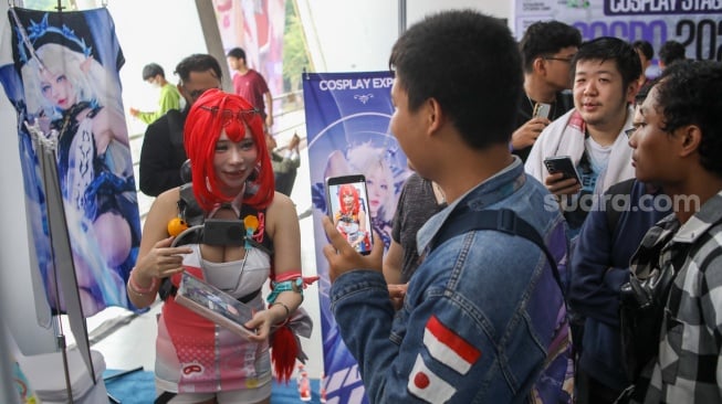 Pengunjung berinteraksi dengan cosplayer saat acara Cosplay Expo 2025 di Gelora Bung Karno (GBK), Jakarta, Sabtu (18/10/2025). [Suara.com/Alfian Winanto]