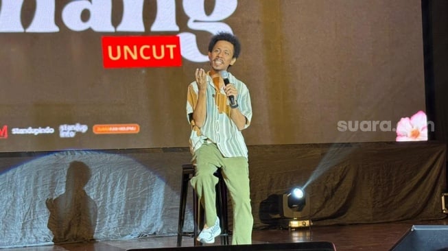 Raim Laode saat tampil di acara Show Tour Stand Up Comedy "Komang Uncut" di Usmar Ismail Hall, Jakarta Selatan pada Jumat, 17 Oktober 2025 malam. [Tiara Rosana/Suara.com]