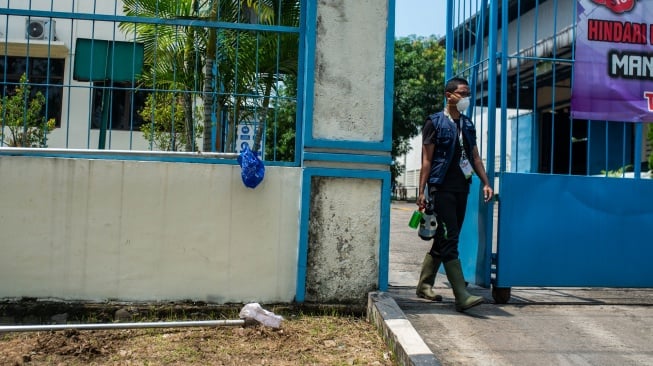 Salah seorang Tim Khusus Pelaksana keluar dari salah satu pabrik yang telah didekontaminasi dari radiasi Cesium-137 (Cs-137) di Kawasan Industri Cikande, Kabupaten Serang, Banten, Jumat (8/10/2025). [ANTARA FOTO/Muhammad Bagus Khoirunas/foc]