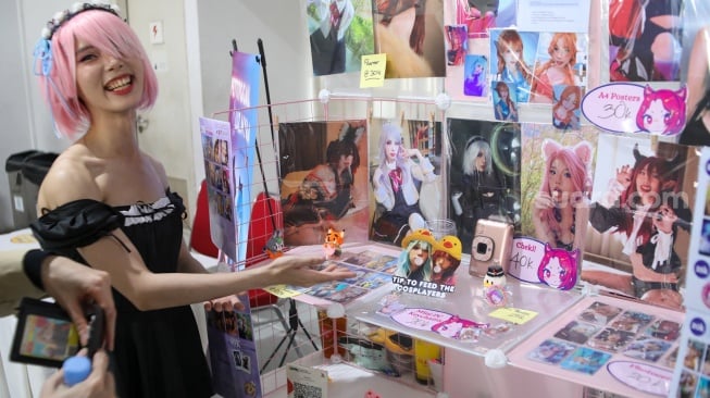 Cosplayer menunjukan boothnya saat acara Cosplay Expo 2025 di Gelora Bung Karno (GBK), Jakarta, Sabtu (18/10/2025). [Suara.com/Alfian Winanto]