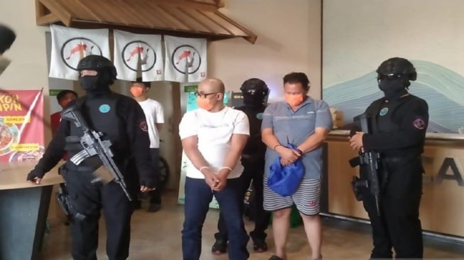 Badan Narkotika Nasional (BNN) mengungkap dan membongkar praktik rumah produksi clandestine sebagai bahan dasar narkotika jenis sabu di salah satu apartemen di Cisauk, Kabupaten Tangerang, Banten pada Sabtu (18/10/2025). (ANTARA/Azmi Samsul M)