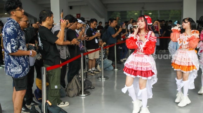 Pengunjung melihat penampilan idol grup saat acara Cosplay Expo 2025 di Gelora Bung Karno (GBK), Jakarta, Sabtu (18/10/2025). [Suara.com/Alfian Winanto]