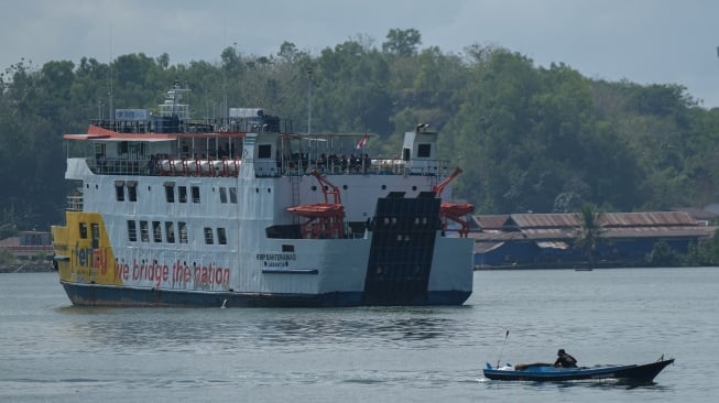 Kapal fery KMP Bahteramas berada di perairan Teluk Kendari, Sulawesi Tenggara, Sabtu (18/10/2025). [ANTARA FOTO/Andry Denisah/bar]