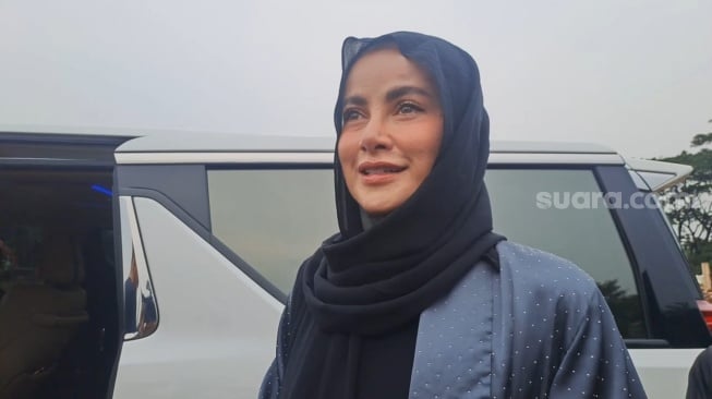 Olla Ramlan mendatangi makam ibunya di TPU Tanah Kusir, Jakarta Selatan, Sabtu (18/10/2025). [Rena Pangesti/Suara.com]