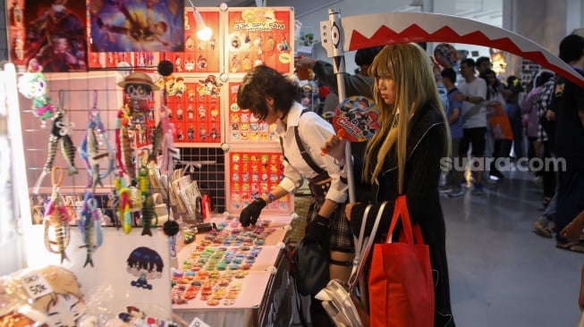 Pengunjung membeli merchandise saat acara Cosplay Expo 2025 di Gelora Bung Karno (GBK), Jakarta, Sabtu (18/10/2025). [Suara.com/Alfian Winanto]