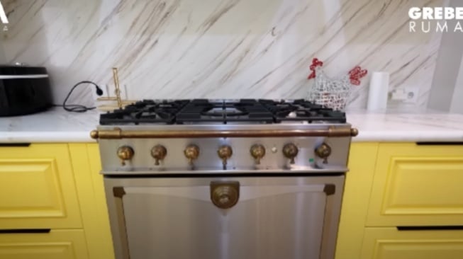 Kompor di dapur rumah Sarwendah. [YouTube AH]